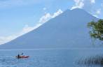 Os caiaques são muito populares na Laguna Atitlán, na Guatemala. Ao fundo, o vulcão San Pedro